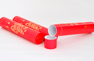 春聯(lián)圓筒紙罐，頗有一番風味